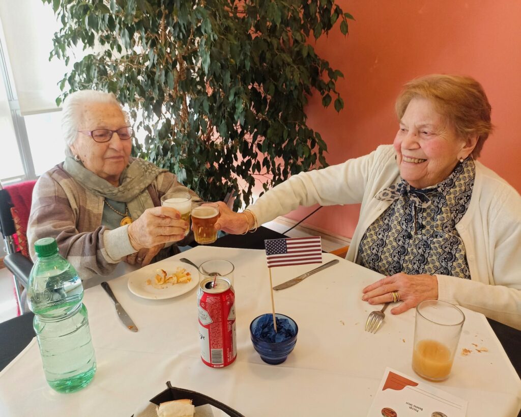 Nuestros residentes disfrutando del almuerzo temático de Estados Unidos en LAR.